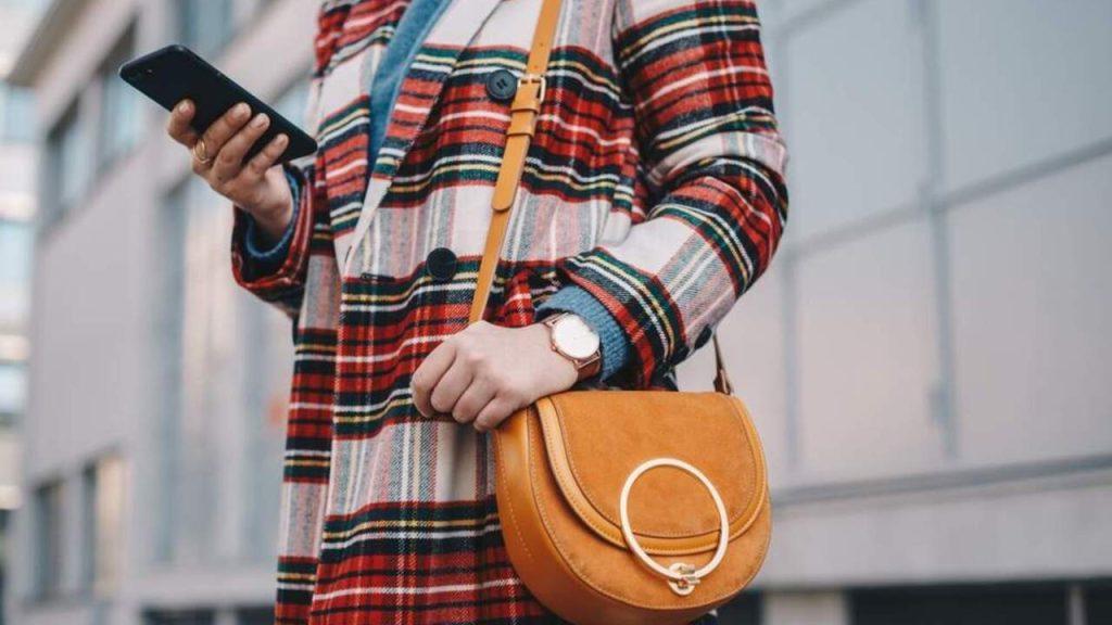 Žena v károvanom kabáte vo vidieckom štýle na ulici