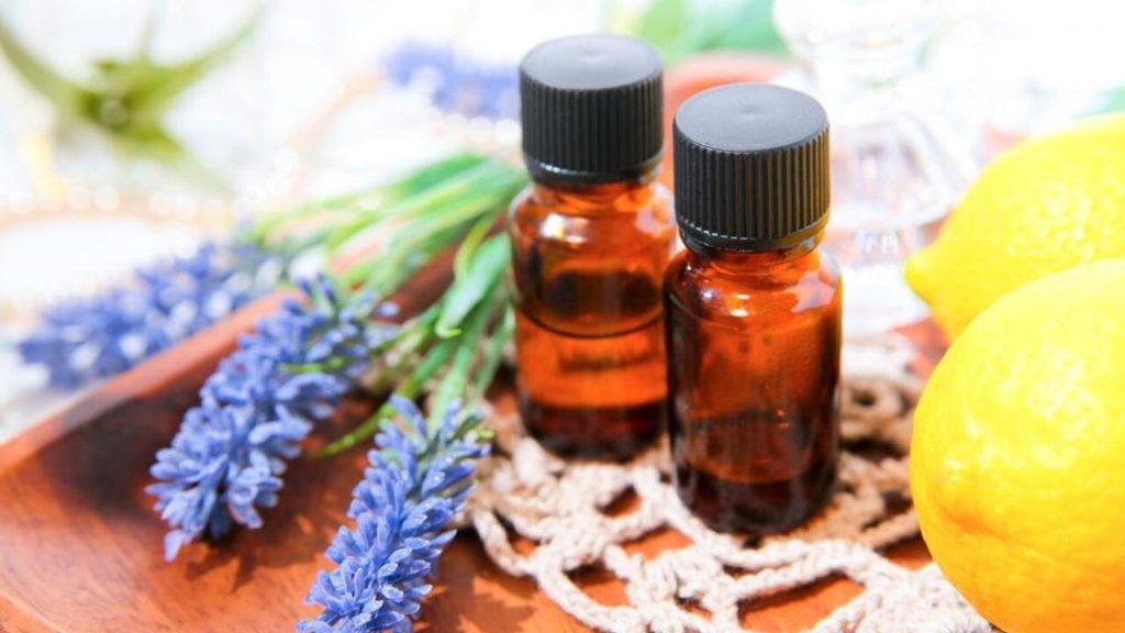 Fľaštička esenciálneho oleja s kvapkadlom a citrónom.