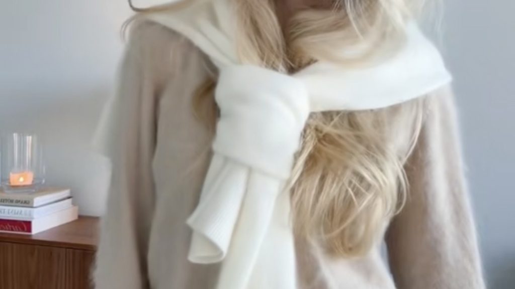 Detail viazania bieleho svetra cez ramená – jemný a elegantný spôsob inšpirovaný TikTokom