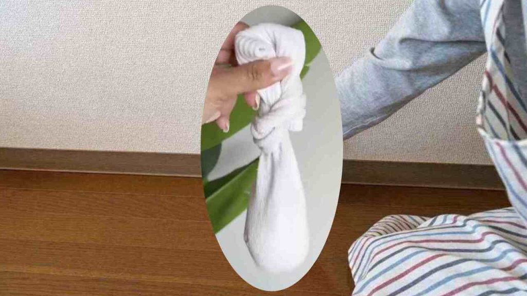 Čistenie líšt pomocou ponožky naplnenej ryžou – jednoduchý domáci trik bez ohýbania chrbta