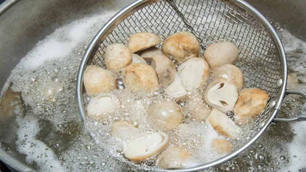 Blanšírovanie húb vo vriacej vode pred mrazením