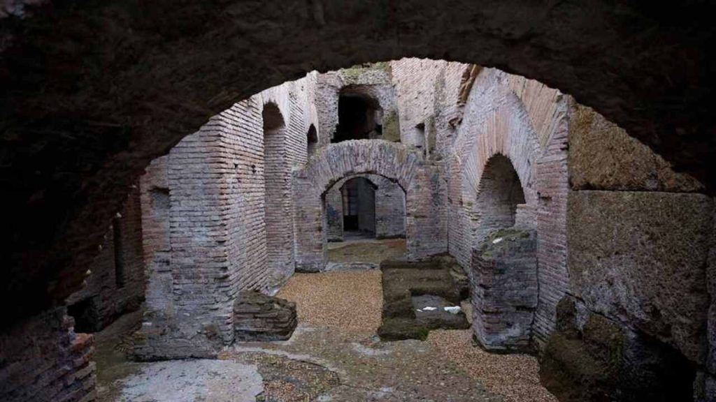 Staroveké podzemné oblúky a tunely v Koloseu v Ríme po rekonštrukcii, otvorené pre návštevníkov.