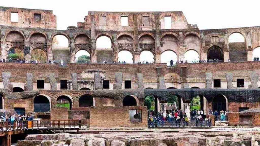 Koloseum v Ríme s návštevníkmi počas rannej prehliadky