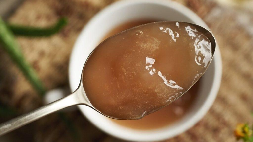 Domáci gél zo semienok ľanu na lyžici – prírodná maska na vlasy a alternatíva k šampónu.