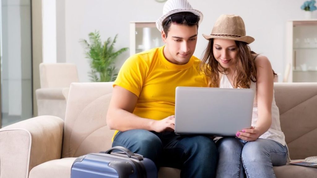 Pár plánujúci výmenu domovov cez internetovú platformu.