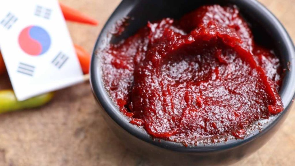 Kórejská čili pasta gochujang v miske, používaná pri príprave pikantnej glazúry.