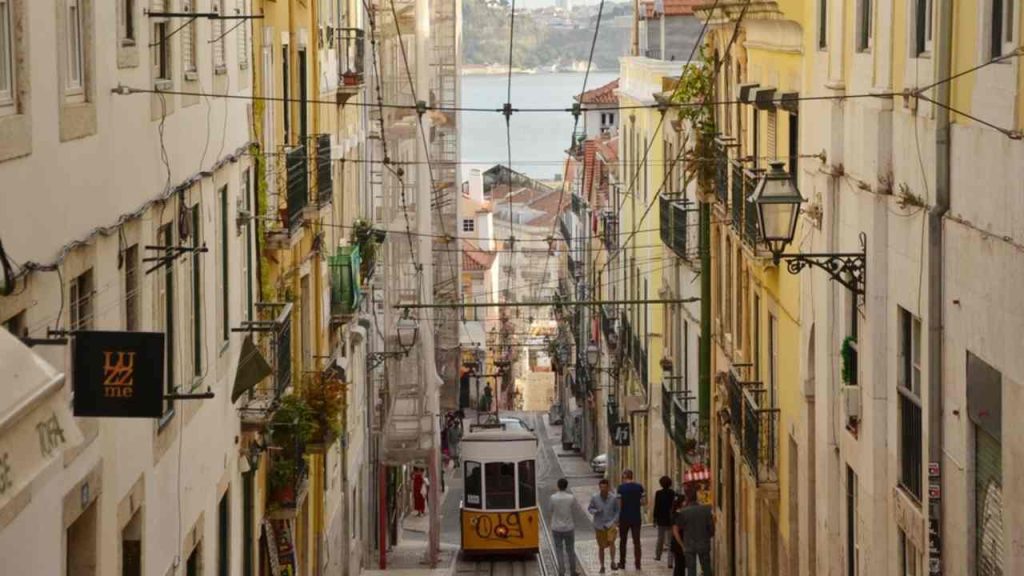 Typická ulica s električkou v jesennom Lisabone.
