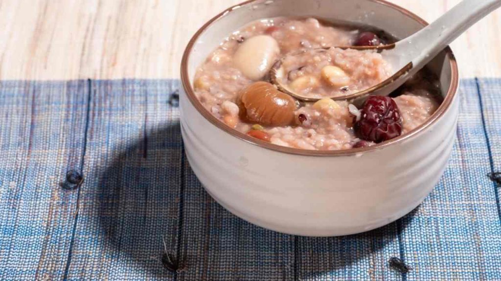 Tradičná ázijská Laba kaša so sušenou jujubou a ďalšími ingredienciami