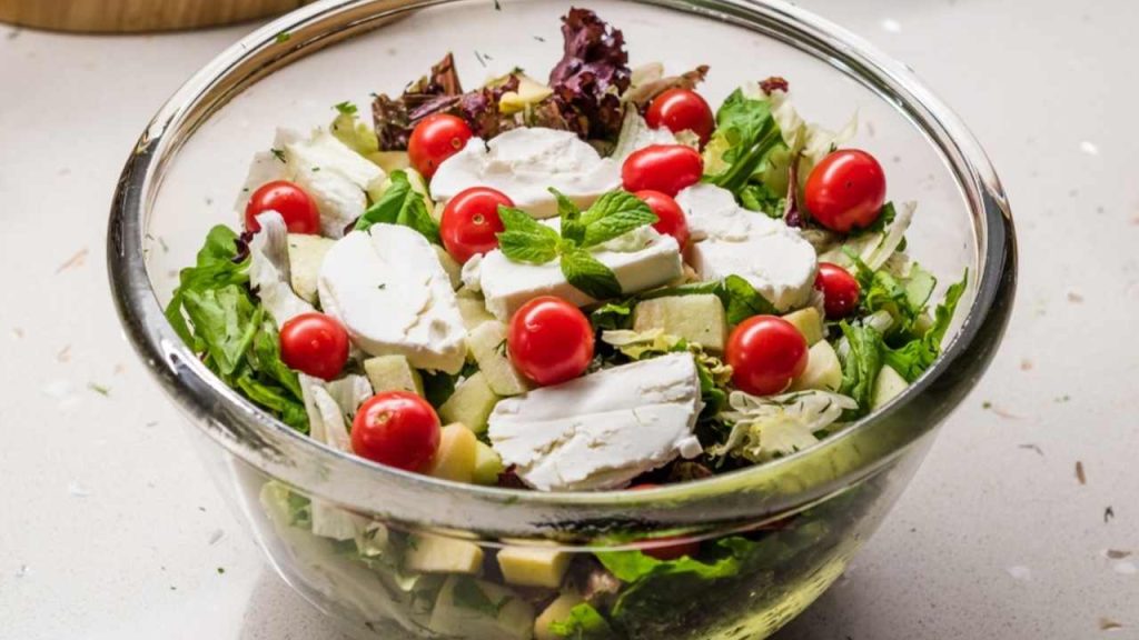 Šalát s kozím syrom a zeleninou ako zdravšia alternatíva k Brie.