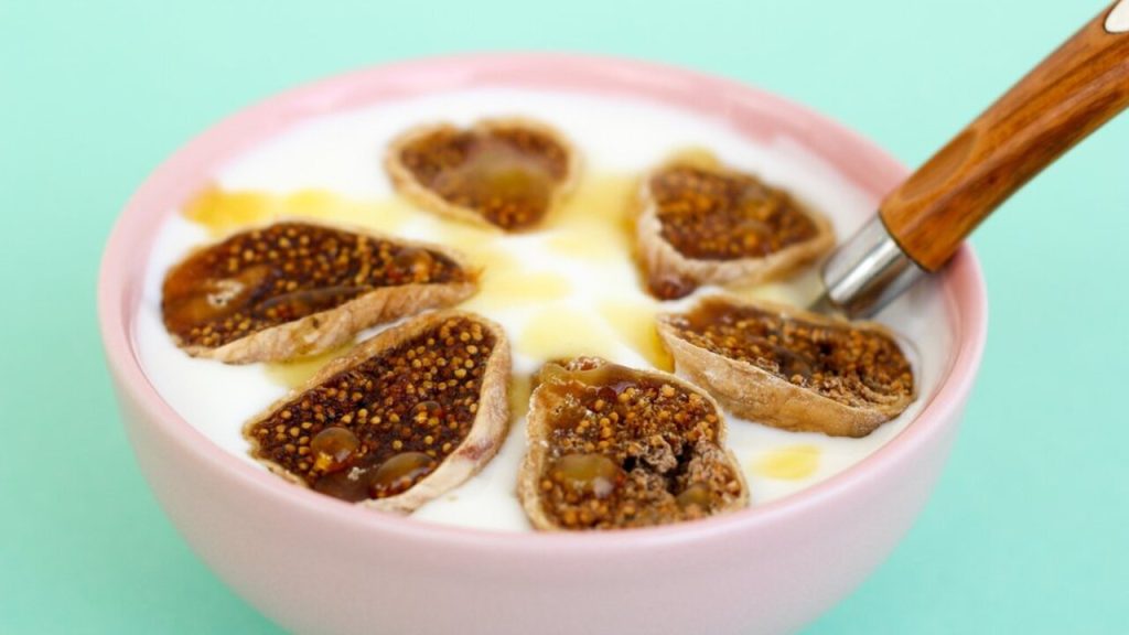 Jogurt s kúskami sušených fíg a medom v ružovej miske