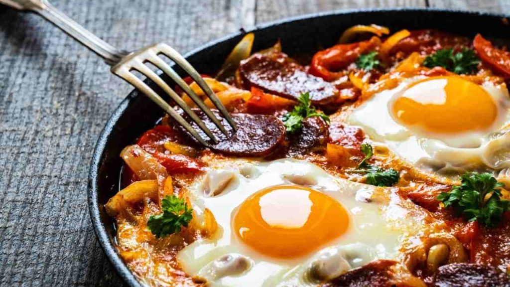 Šakšuka s chorizom v liatinovej panvici