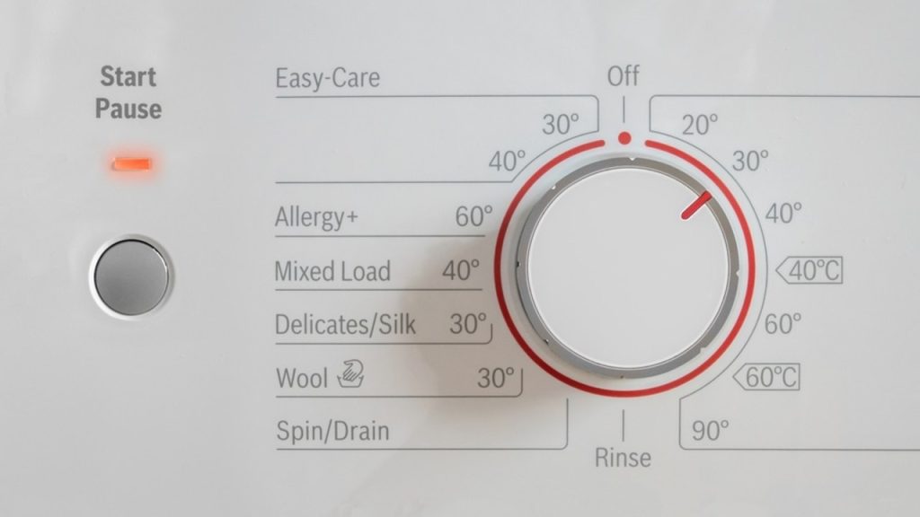 Ovládací panel práčky s nastavenou teplotou 30 stupňov a režimom eco.