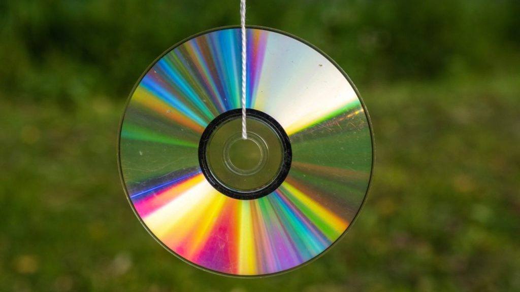 Záhradné plašiče z CD diskov a plechoviek zavesené na šnúre