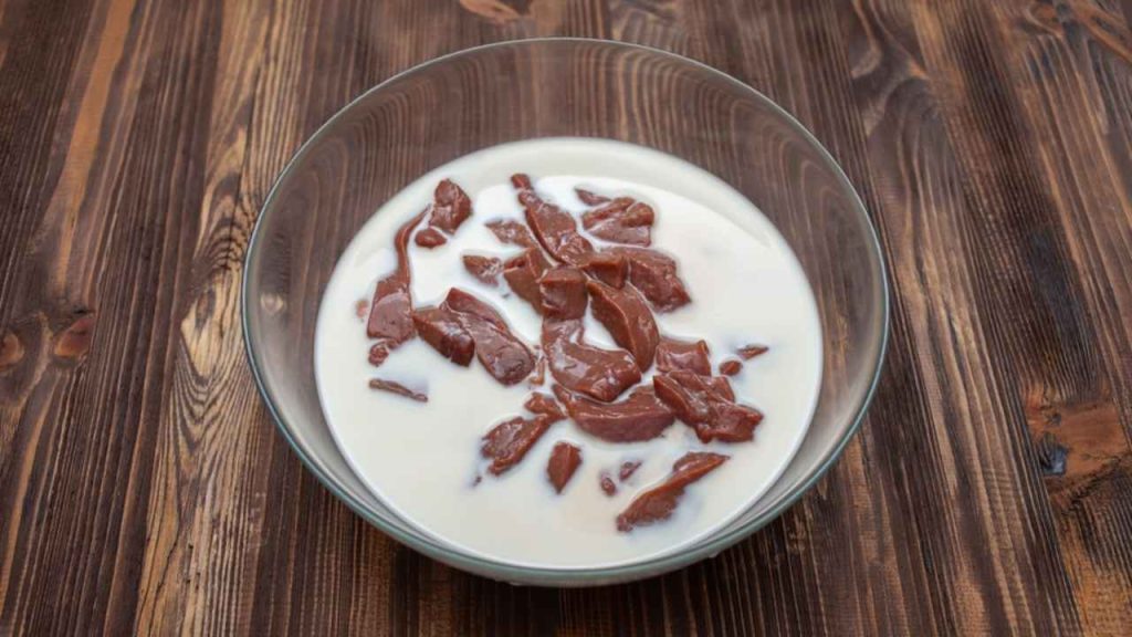 Kuracia pečeň namočená v mlieku pred vyprážaním