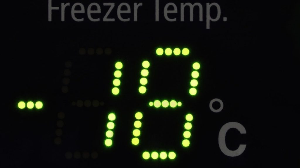 Teplomer v mrazničke ukazujúci odporúčanú teplotu -18 °C