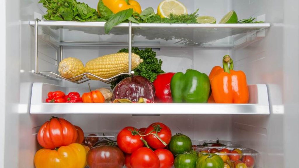 Zelenina uložená v chladničke vrátane paradajok, papriky a kukurice