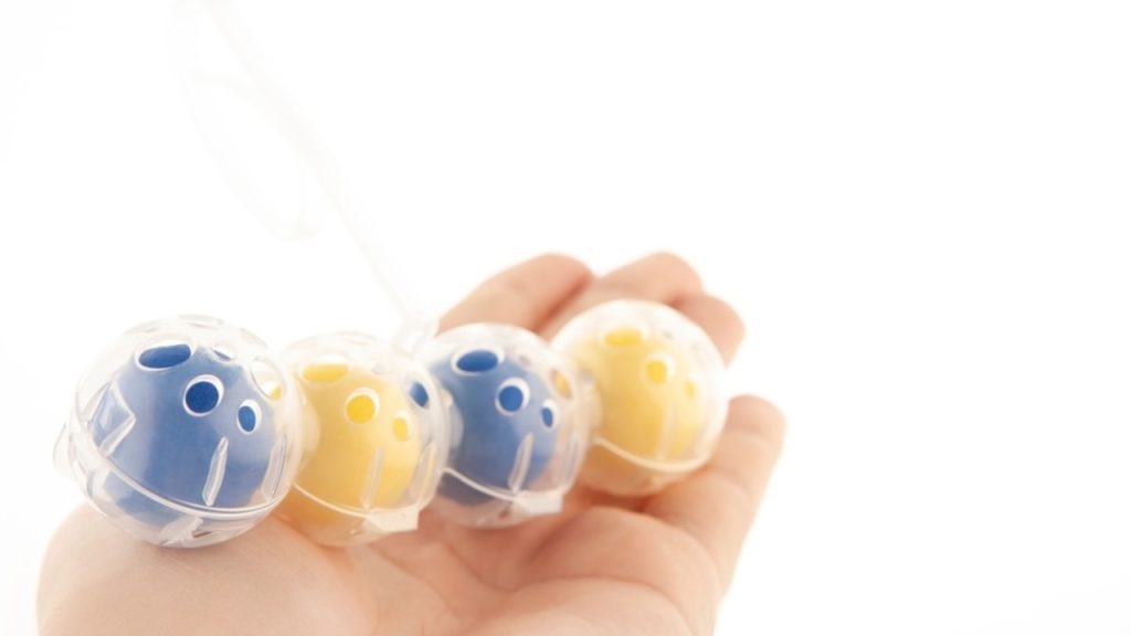 Toaletné osviežovače s citrusovou vôňou držané v ruke