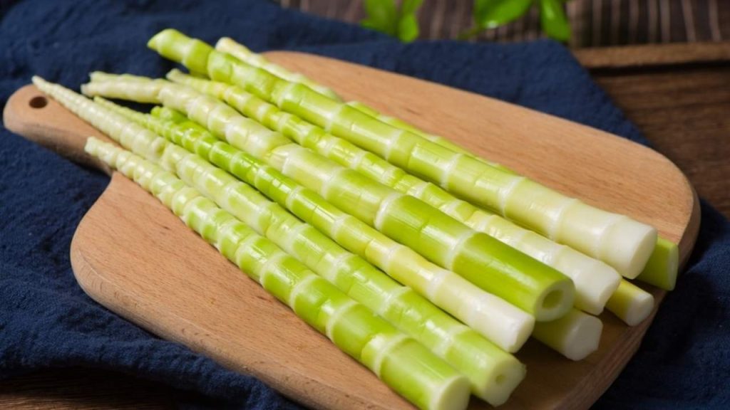 Čerstvé olúpané bambusové výhonky na drevenej doske