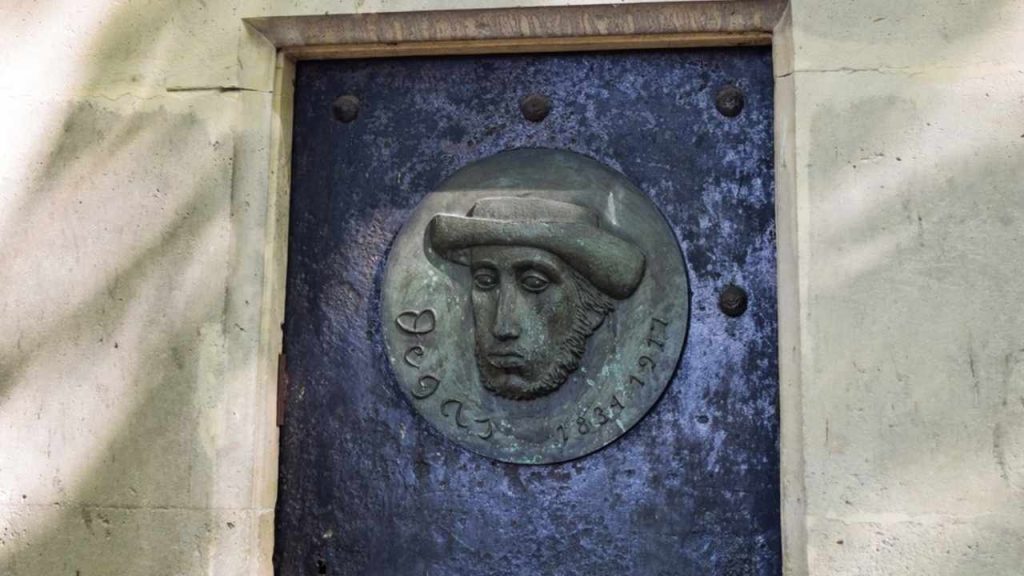 Detail hrobky maliara Edgara Degasa na cintoríne Montmartre v Paríži