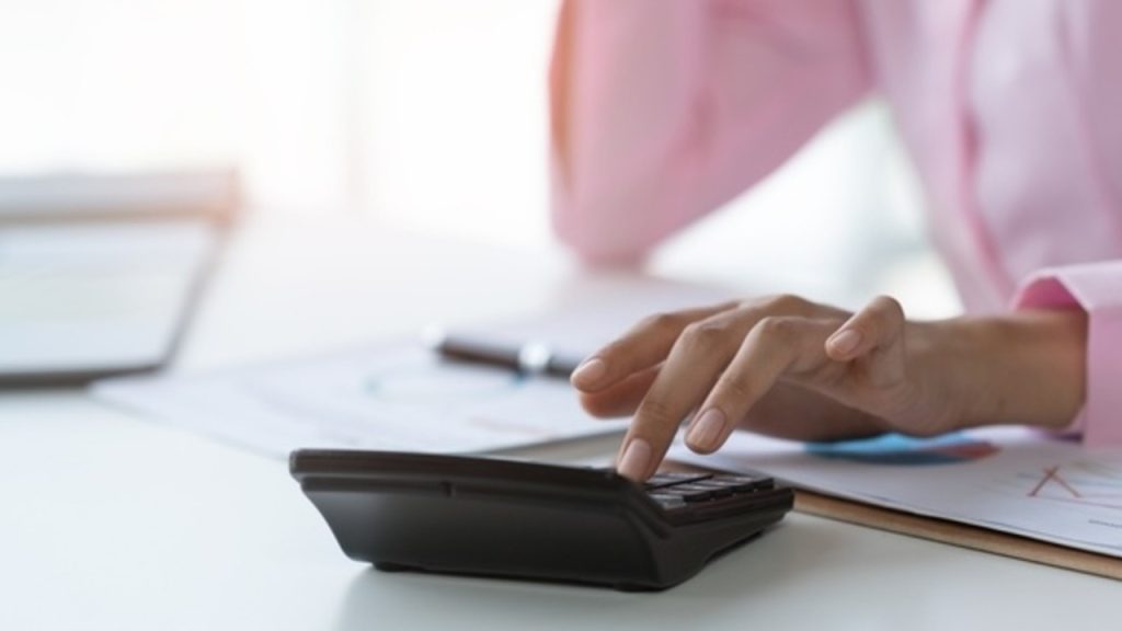 Kalkulačka a dokumenty znázorňujú výpočet príspevku na stravovanie