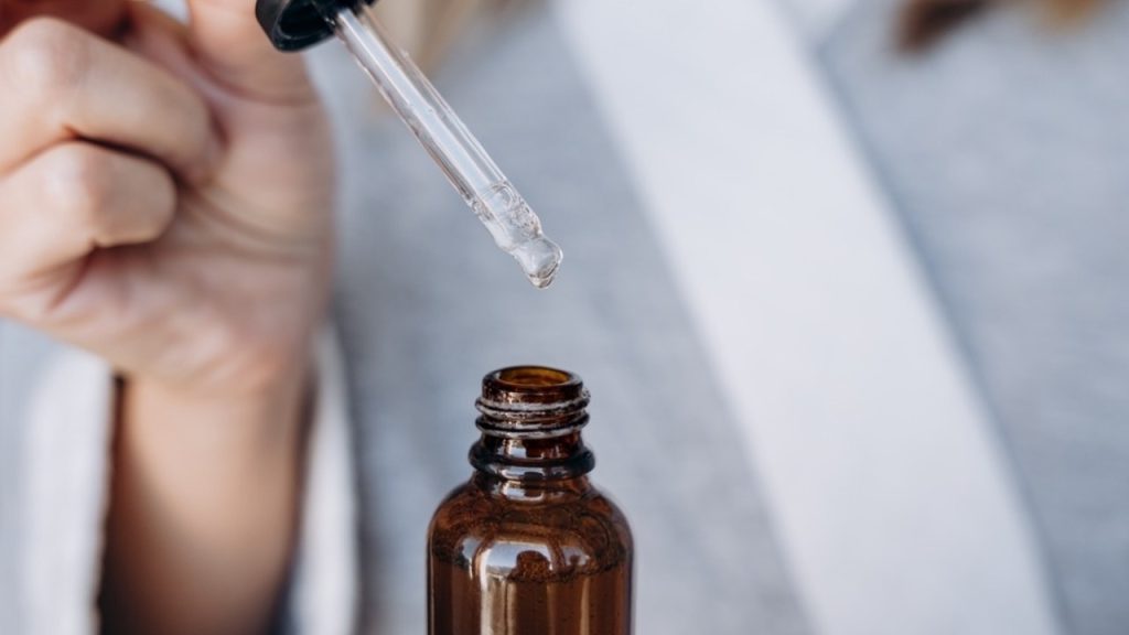 Kvapka pupalkového oleja nanesená na suchú pleť tváre.