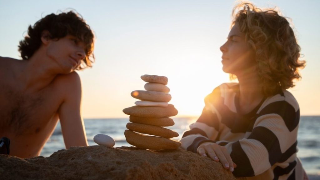 Kamenná vežička postavená na piesku pri mori na pláži Maspalomas.