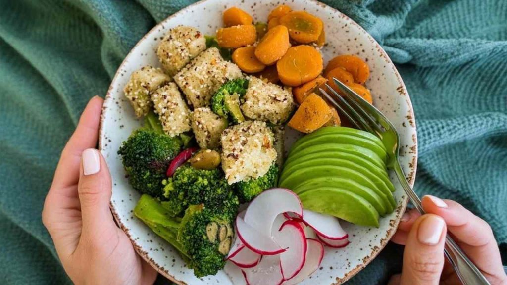 Farebný tanier s veľkým množstvom zeleniny a bielkovín podľa odporúčaní lekárky.