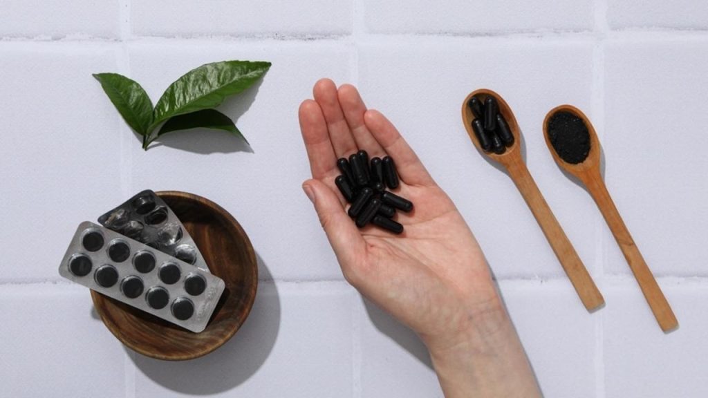 Rôzne formy aktívneho uhlia pripravené na použitie ako domáci pohlcovač vlhkosti.