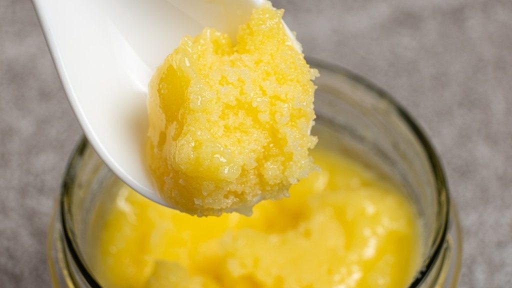 Prepustené maslo pripravené v malej miske na varenie