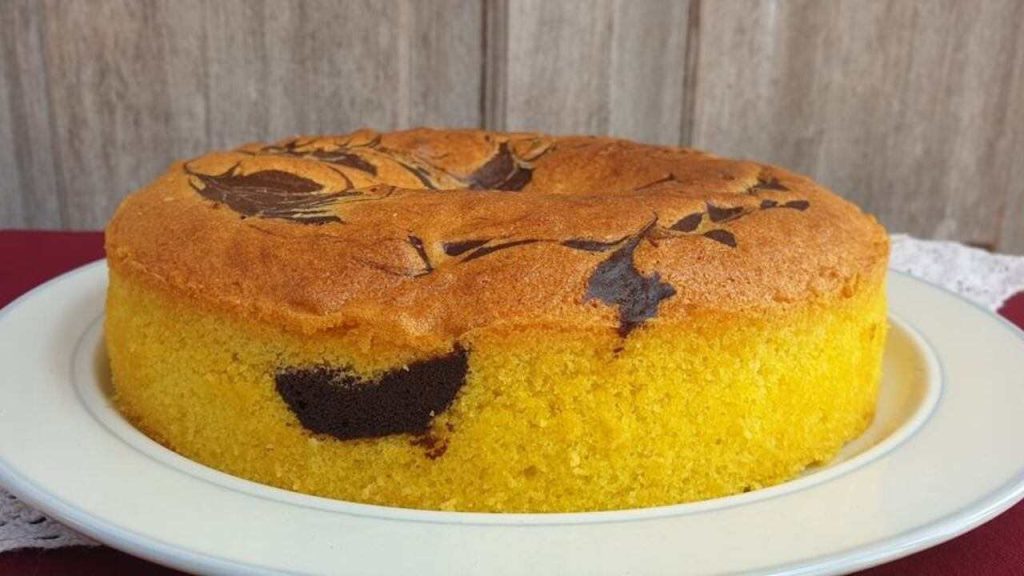 Nadýchaný domáci koláč s kakaovým mramorovaním upečený podľa jednoduchej babičkinej metódy.