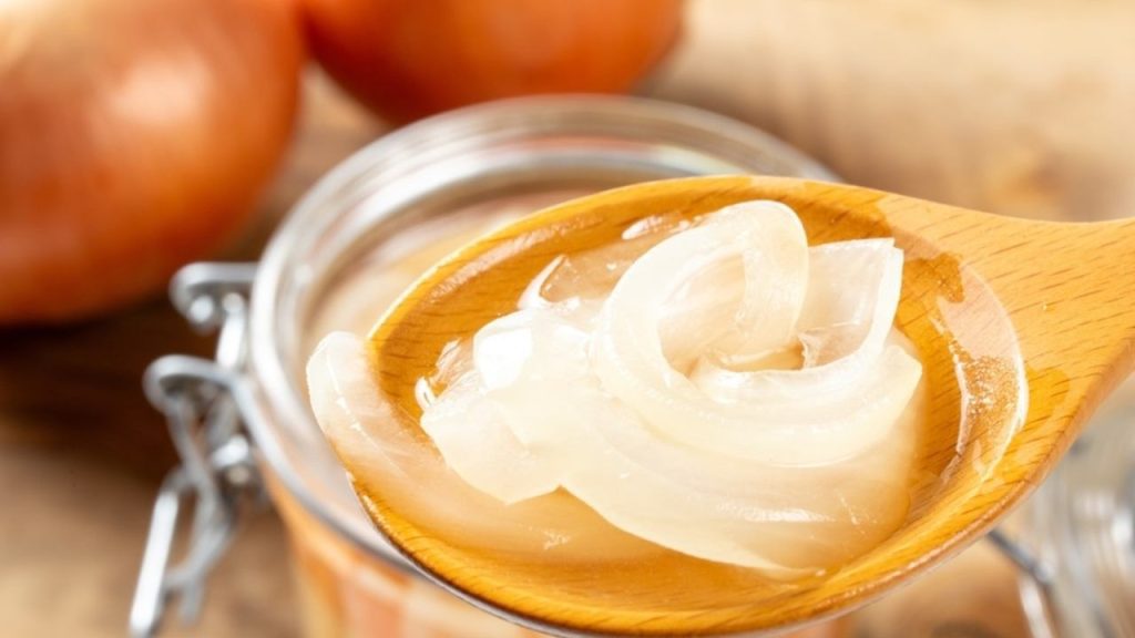 Nakladaná cibuľa v octovom náleve ako domáca ingrediencia na kozmetickú zmes