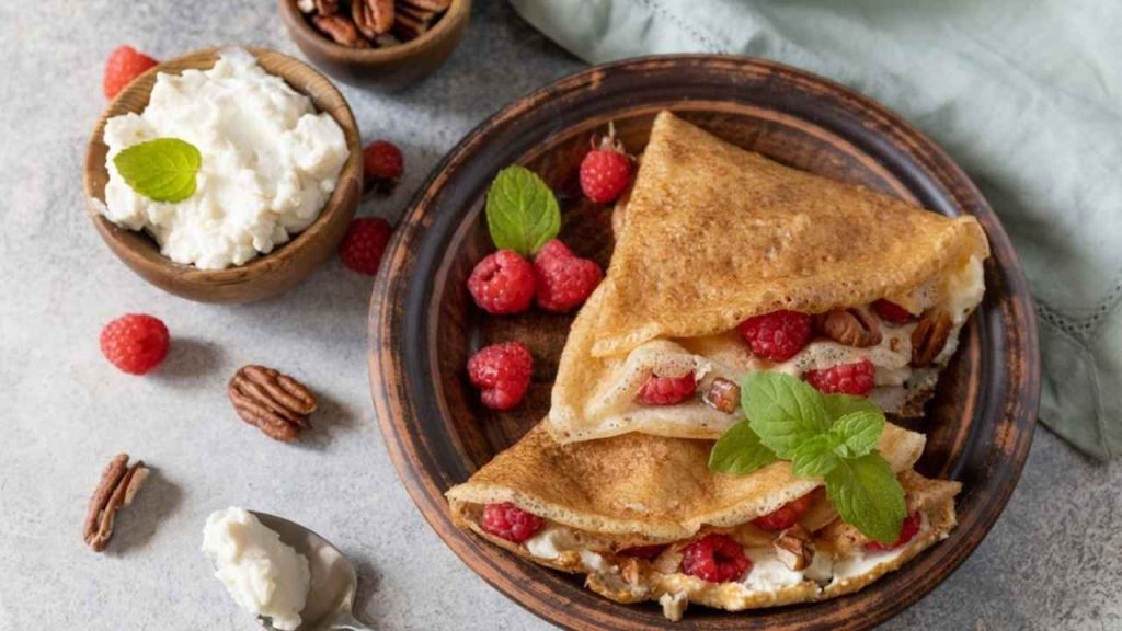 Palacinky plnené tvarohovou plnkou a ozdobené čerstvým ovocím