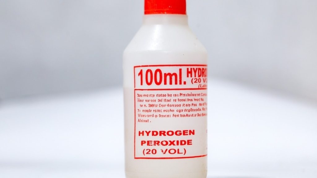Fľaštička peroxidu vodíka – lacný, ale silný prostriedok proti plesniam.