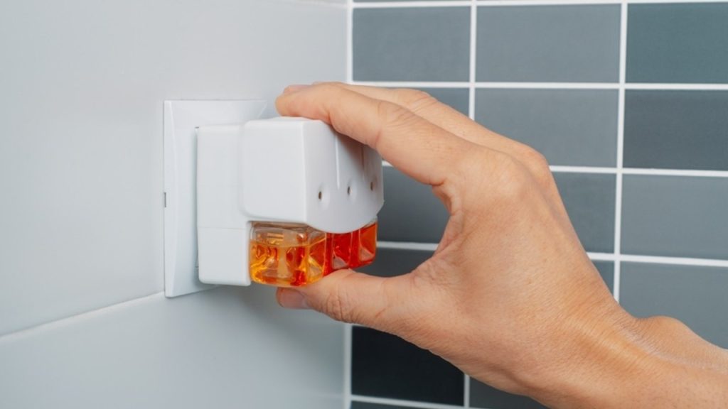 Elektrický osviežovač vzduchu v zásuvke ako zdroj syntetických vôní a chemických látok v interiéri