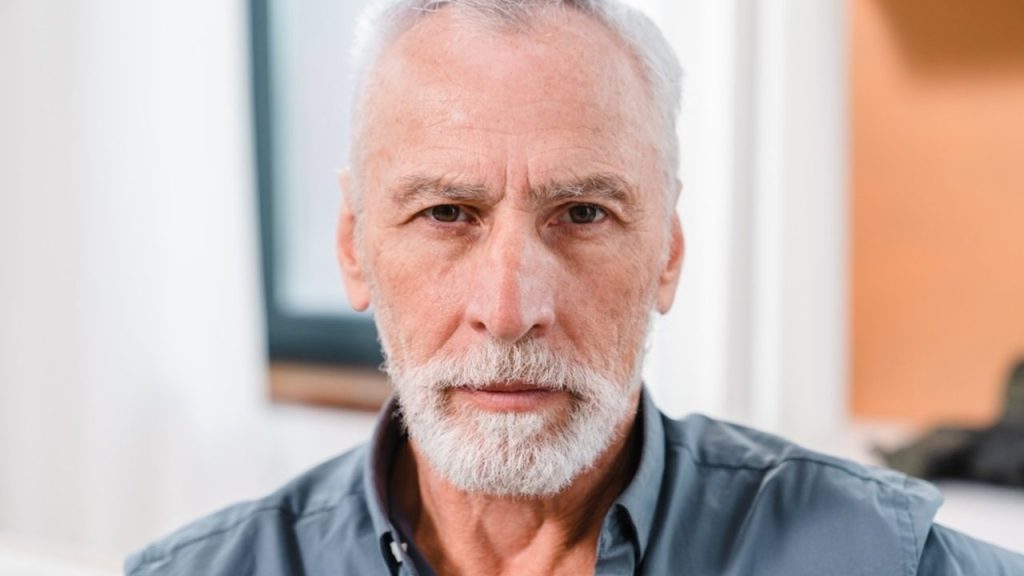 Portrét staršieho muža symbolizujúci fyziologické zmeny po šesťdesiatke.