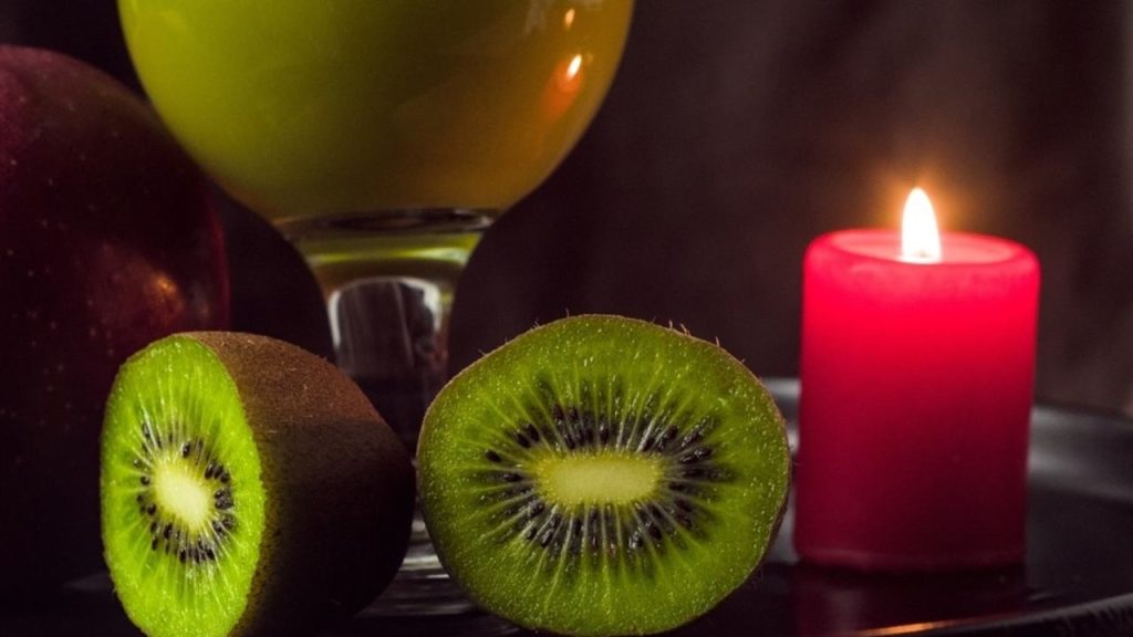 Smoothie z kiwi pripravené ako zdravý večerný nápoj.