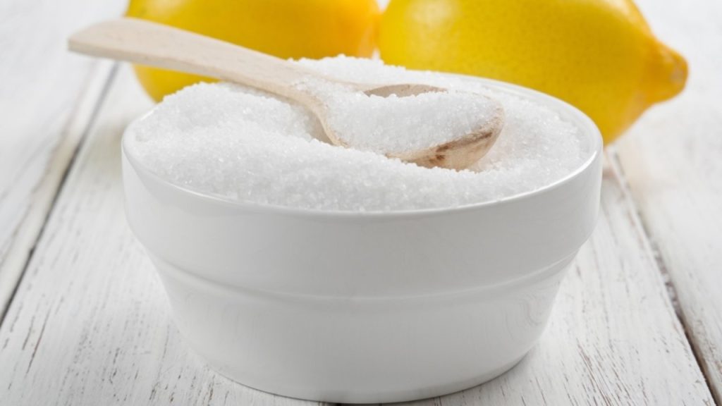 Kyselina citrónová nasypaná pri praní bieleho oblečenia v práčke.