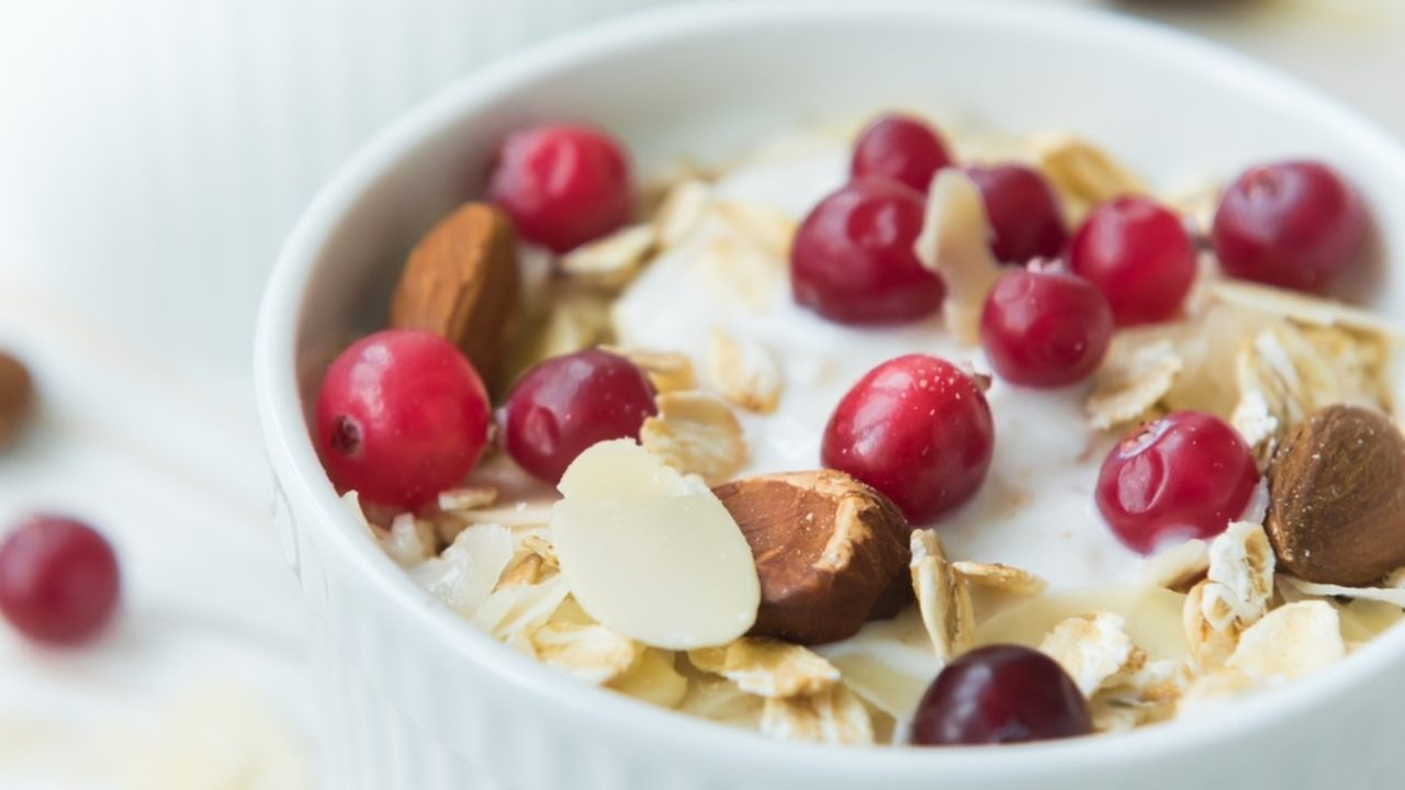 Čerstvý domáci jogurt s brusnicami, mandľami, ovsenými vločkami a mandľovými lupienkami