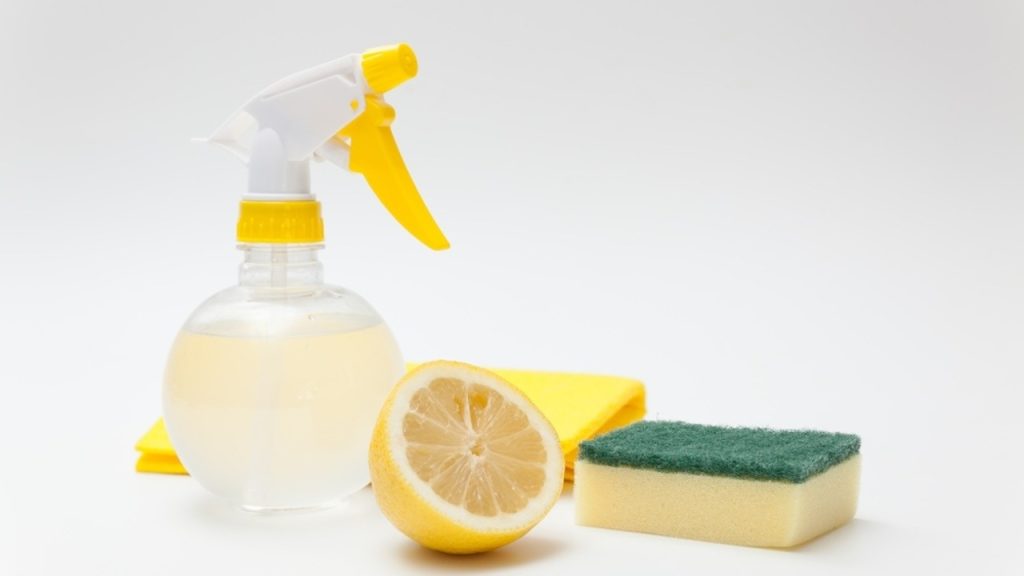 Citróny a domáci čistiaci roztok pripravený v rozprašovači