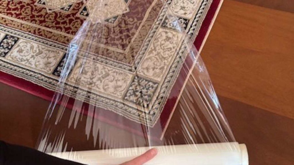 Koberec, ktorý sa posúva po hladkej podlahe v obývačke.