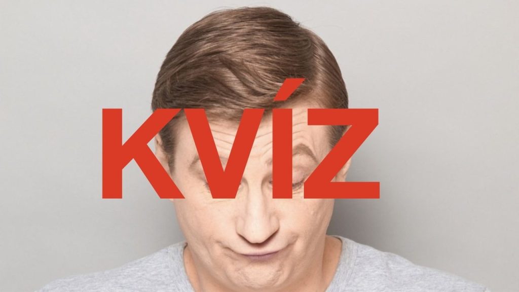 Muž premýšľajúci nad odpoveďou v jazykovom kvíze