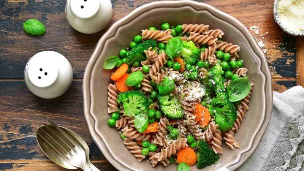 Celozrnné cestoviny so zeleninou ako zdravý obed