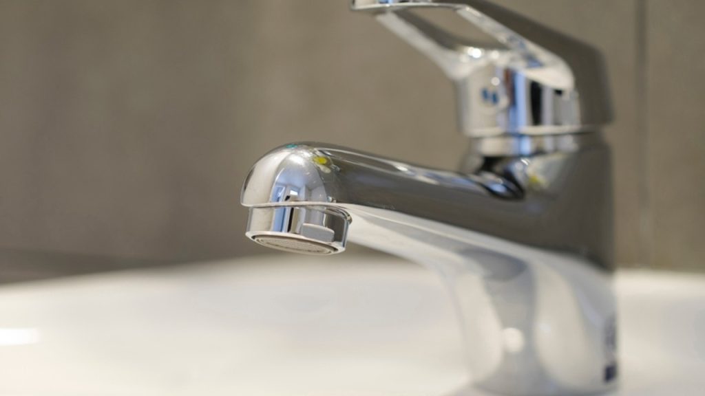 Lesklá vodovodná batéria v kúpeľni bez škvŕn od vody