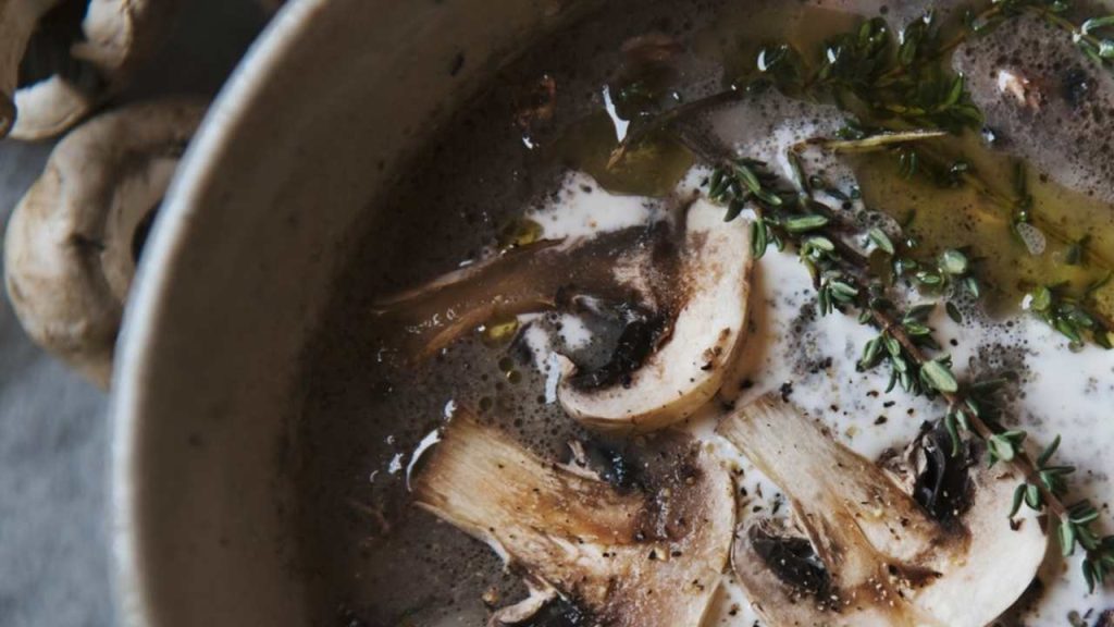 Vývar zo sušených húb pripravený na varenie polievky