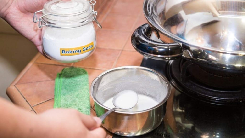 Domáce čistenie roštu na plynovom sporáku pomocou sódy bikarbóny a horúcej vody