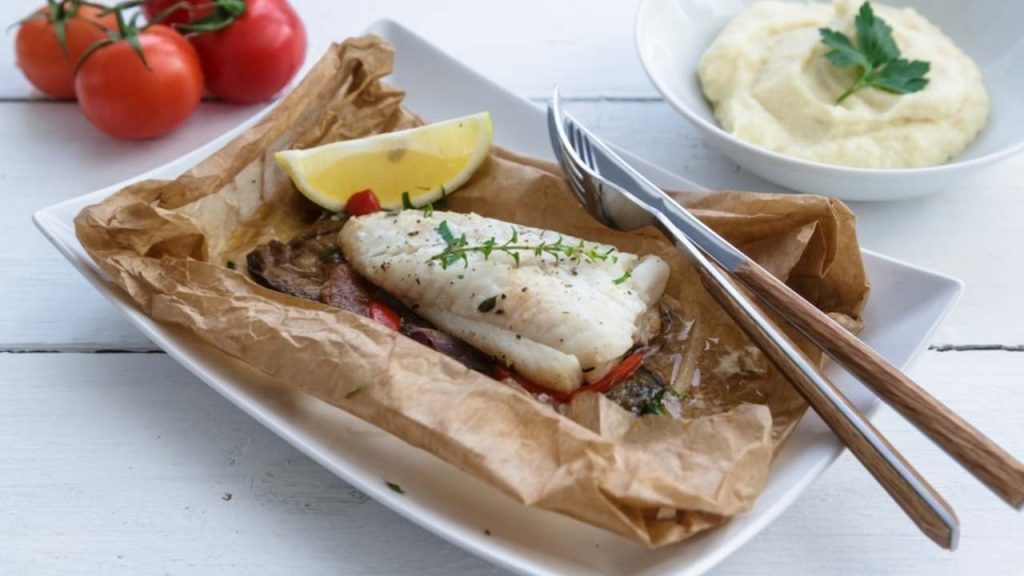Treska pečená v pergamenovom papieri so zeleninou, citrónom a bylinkami ako rýchla večera