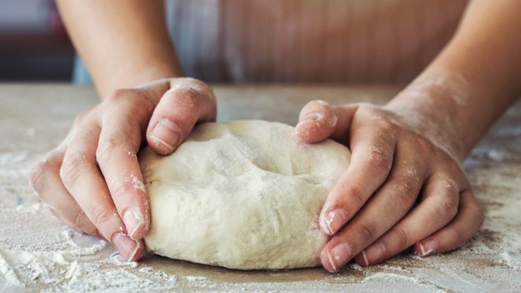 Ručné miesenie kvasnicového cesta na pracovnej doske