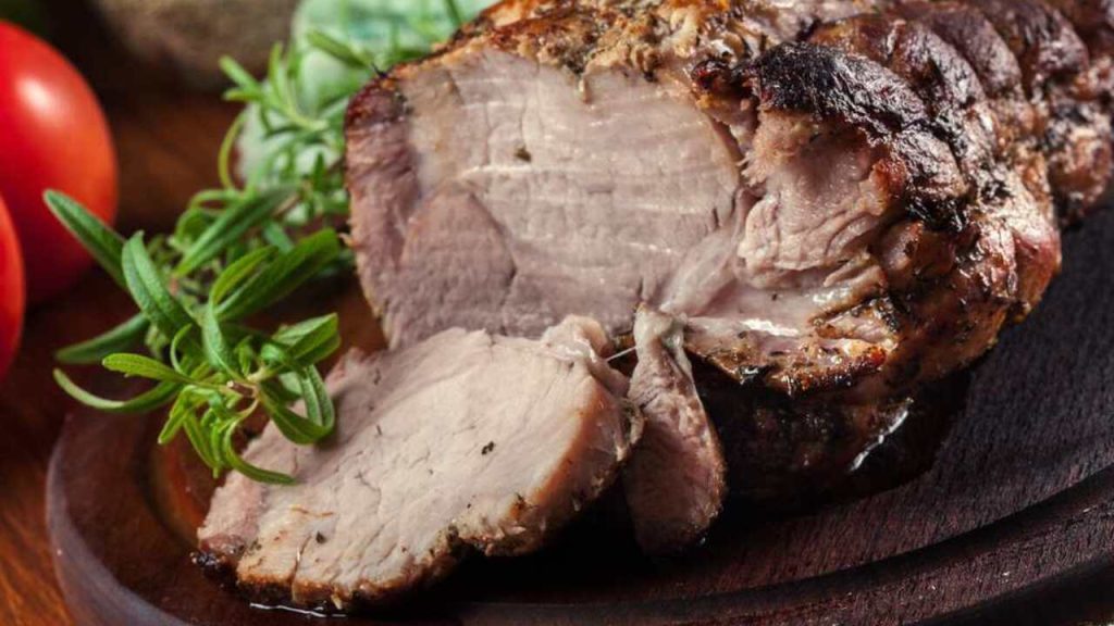 Pečené bravčové mäso zo stehna nakrájané na plátky, tmavšia kôrka a šťavnatý stred mäsa