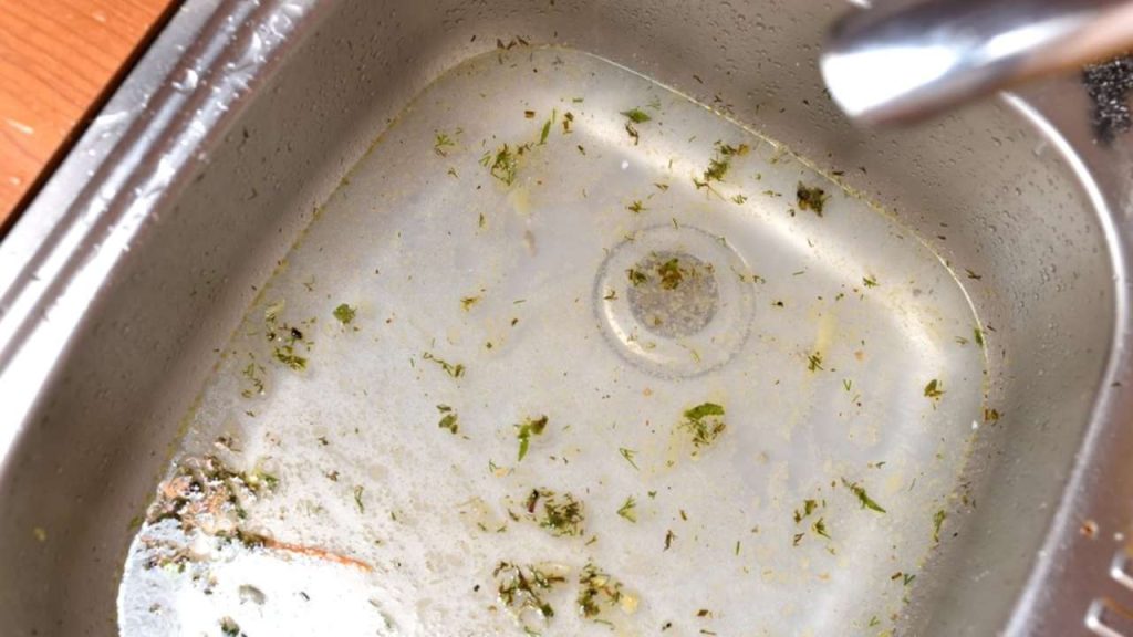 Upchatý kuchynský drez s pomaly odtekajúcou vodou