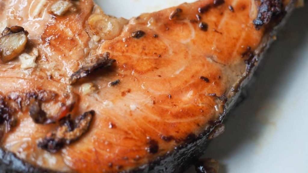 Šťavnatý upečený losos po marinovaní s jemnou kôrkou